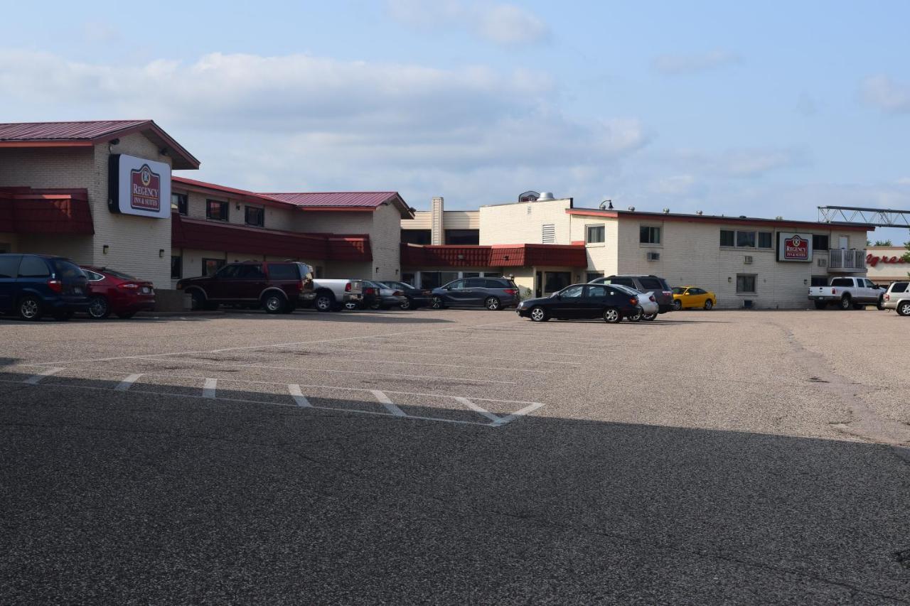 Regency Inn And Suites أو كلير المظهر الخارجي الصورة
